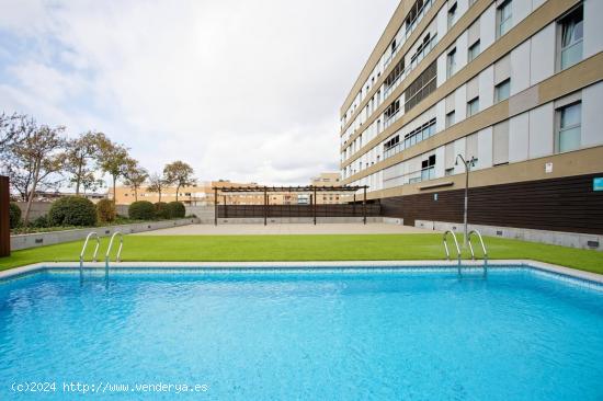 Piso semi nuevo con piscina  en Urb Can Roca - BARCELONA