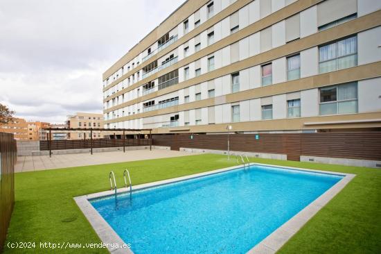 Piso semi nuevo con piscina  en Urb Can Roca - BARCELONA