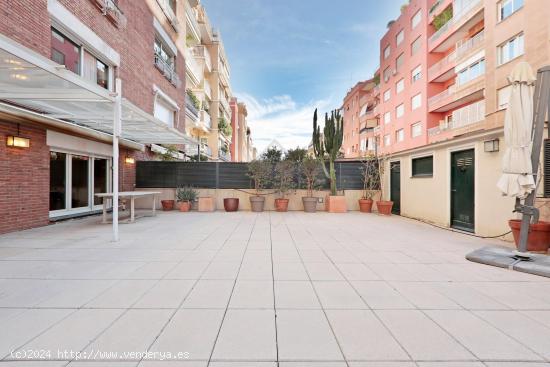 Preciosa planta baja con terraza de 100 m2 - BARCELONA