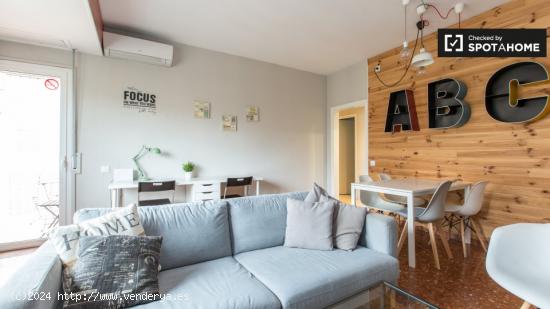 Amplia habitación con amplio espacio de almacenamiento en el apartamento compartido, Sagrada Famili