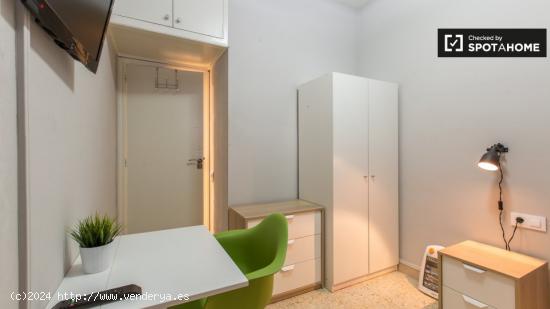 Habitación acogedora con amplio espacio de almacenamiento en el apartamento compartido, Sagrada Fam