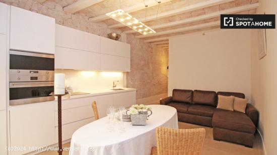 Characterful apartamento de 1 dormitorio con balcón en alquiler en Barri Gòtic - BARCELONA