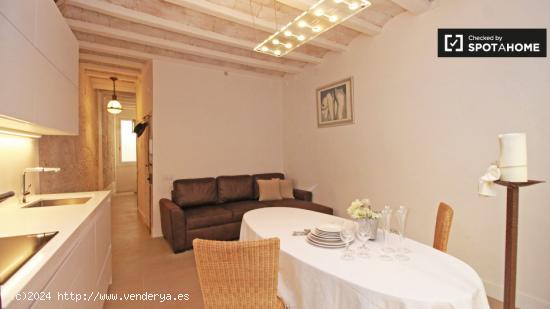 Characterful apartamento de 1 dormitorio con balcón en alquiler en Barri Gòtic - BARCELONA