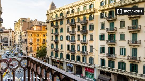 Habitación acogedora con ventana en el apartamento compartido, El Born - BARCELONA