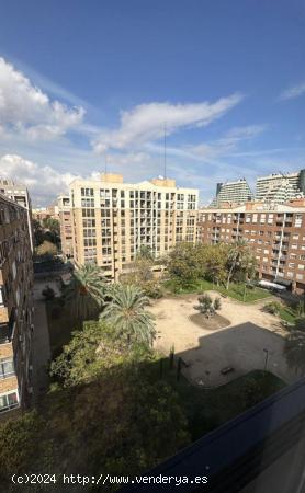 El piso de 4 habitaciónes en Ciutat de les Artes - VALENCIA