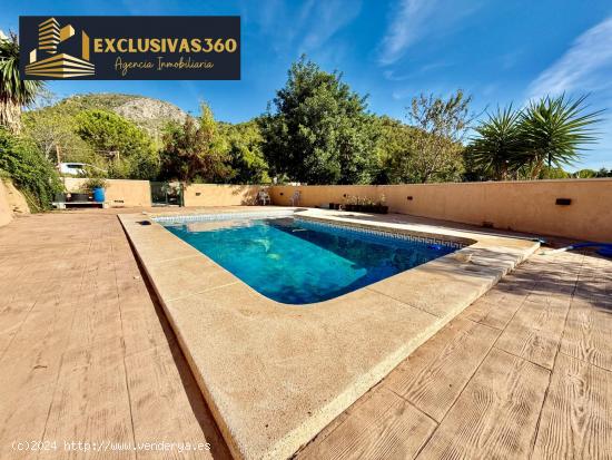 Alquiler para todo el año de Chalet en Finestrat con piscina privada y 7000m2 de parcela. Exclusiva