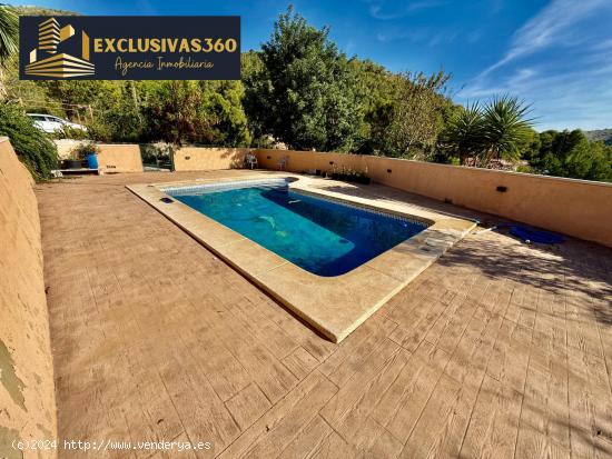 Alquiler para todo el año de Chalet en Finestrat con piscina privada y 7000m2 de parcela. Exclusiva