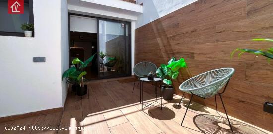 CASA REFORMADA DE 3 HABITACIONES CON  PATIO Y TERRAZA - BARCELONA