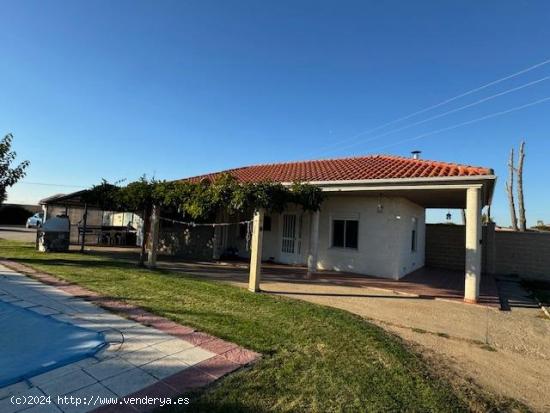 CHALET CON PISCINA EN CARRASCAL - ZAMORA