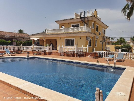 Villa en venta en Torrevieja (Alicante)