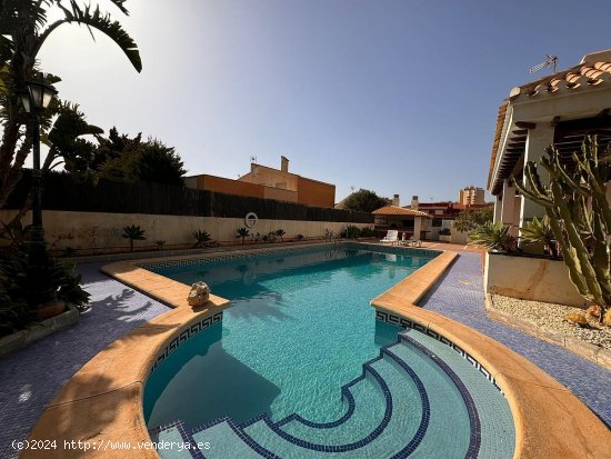 Villa en venta en La Manga del Mar Menor (Murcia)