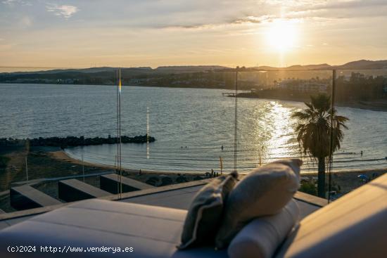 Lujoso apartamento de 3 dormitorios con vistas al mar en Estepona. - MALAGA