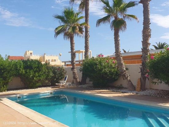 Villa en venta en La Manga del Mar Menor (Murcia)