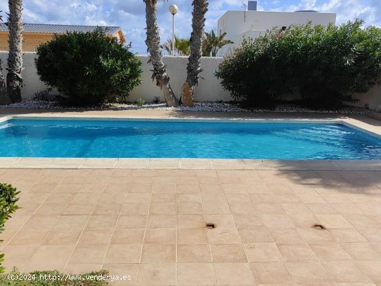 Villa en venta en La Manga del Mar Menor (Murcia)