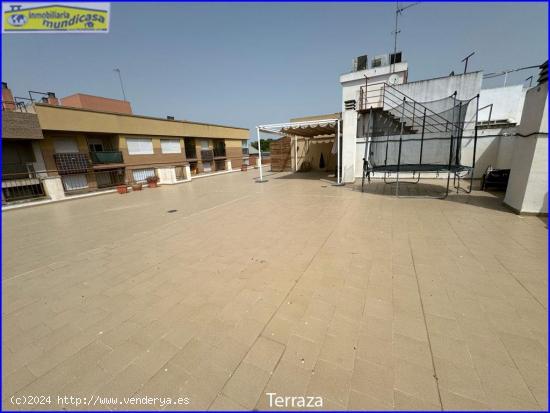 ¡Exclusivo ático en Santomera con una impresionante terraza de 326 m2!  ¡Tu oasis urbano te esper