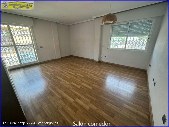 ¡Exclusivo ático en Santomera con una impresionante terraza de 326 m2!  ¡Tu oasis urbano te esper