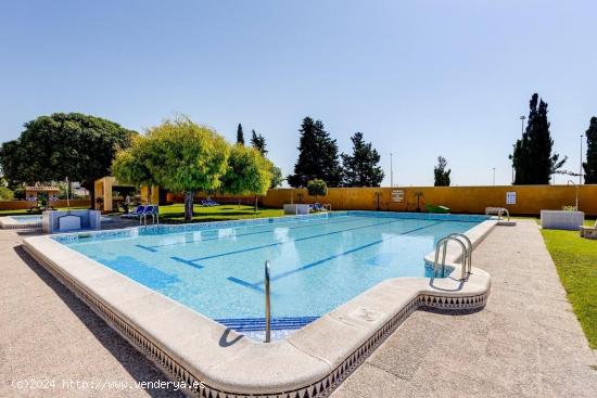 ADOSADO ESQUINA CON SOLÁRIUM Y PISCINA COMUNITARIA - ALICANTE