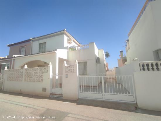 CHALET PAREADO EN RESID. MIRADOR DE LOS BALCONES -TORREVIEJA. - ALICANTE