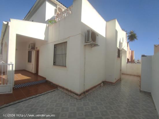 CHALET PAREADO EN RESID. MIRADOR DE LOS BALCONES -TORREVIEJA. - ALICANTE