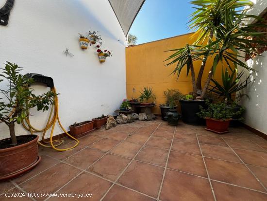 Alquiler de adosado de 3 dormitorios con garaje y patio en centro de San Roque - CADIZ