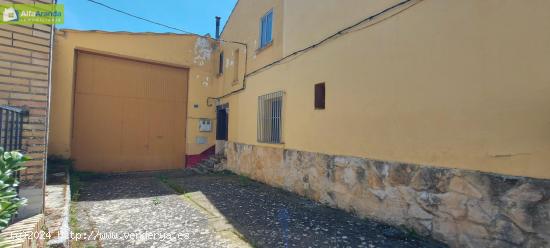 CASA CON PATIO Y UNA GRAN NAVE ALMACEN EN EL BARRIO DE SINOVAS - BURGOS