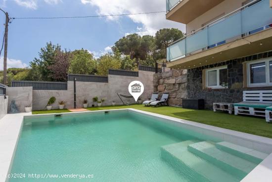 CASA DE ANUNCIO EN URBANIZACIÓN - BARCELONA