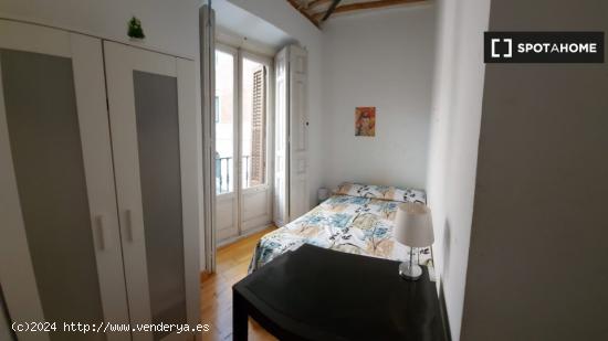 Bonita habitación en alquiler en apartamento de 7 dormitorios en Malasaña - MADRID