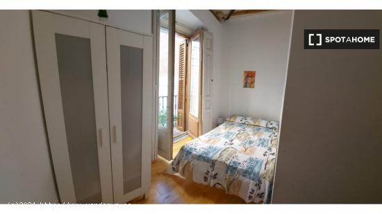 Bonita habitación en alquiler en apartamento de 7 dormitorios en Malasaña - MADRID