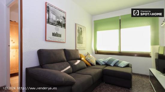 Habitación luminosa ideal para estudiantes varones en apartamento de 3 dormitorios en La Dreta de l