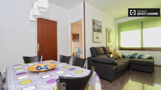 Habitación luminosa ideal para estudiantes varones en apartamento de 3 dormitorios en La Dreta de l