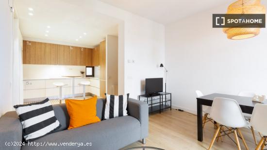 Habitación doble con balcón privado en piso compartido en Barcelona - BARCELONA