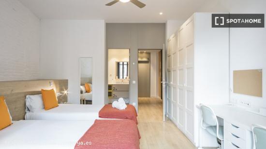 Habitación doble con baño privado y balcón en piso compartido en Barcelona - BARCELONA