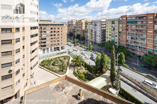  ¿BUSCABA UN PISO AMPLIO, CON PLAZA DE GARAJE, TRASTERO, GRAN SALÓN Y MUCHA LUZ? - GRANADA 