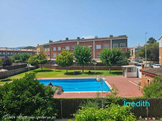 Amplia casa adosada con piscina cerca de todos los servicios - BARCELONA