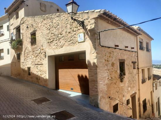 Original y amplia Casa con Garaje en casco histórico de Biar - ALICANTE