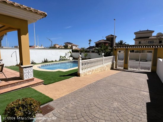 Villa en venta en Orihuela (Alicante)