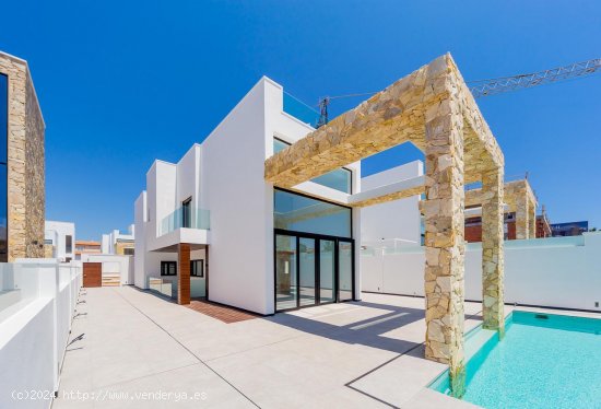 Villa en venta a estrenar en Torrevieja (Alicante)