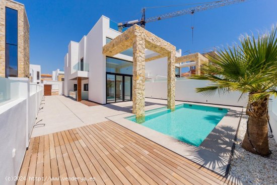 Villa en venta a estrenar en Torrevieja (Alicante)