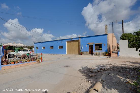 VIVIENDA REFORMADA CON NAVE Y PARCELA en zona tranquila y natural. TODO CON ESCRITURA. - ALICANTE