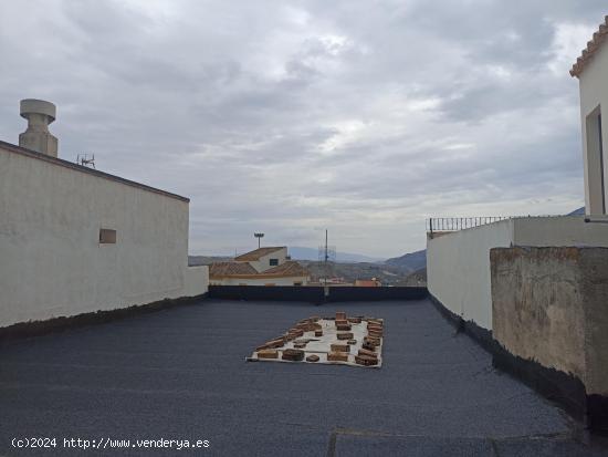 Casa en canjayar zona plaza del ayuntamiento de siete habitaciones trea baños para reformar - ALMER