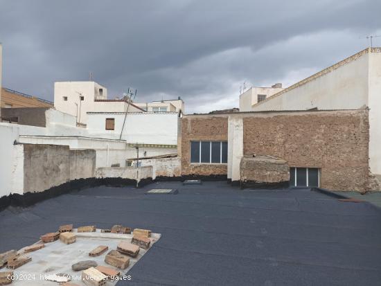 Casa en canjayar zona plaza del ayuntamiento de siete habitaciones trea baños para reformar - ALMER