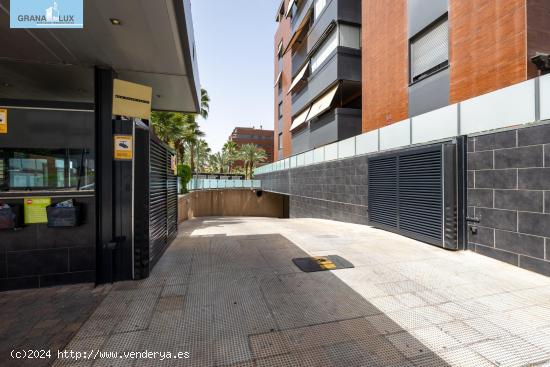 PLAZA AMPLIA DE GARAJE EN RESIDENCIAL PARQUE LAGOS - GRANADA