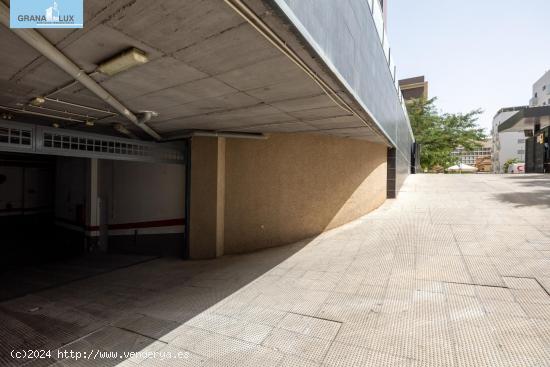 PLAZA AMPLIA DE GARAJE EN RESIDENCIAL PARQUE LAGOS - GRANADA