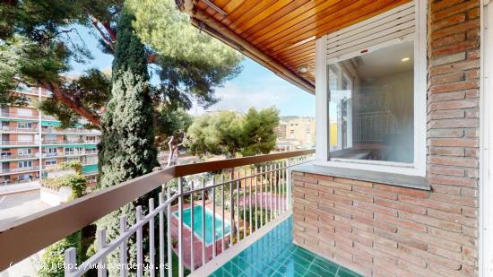 Piso en venta 74m2 con terraza,plaza de parking y zonas comunes con piscina. - BARCELONA