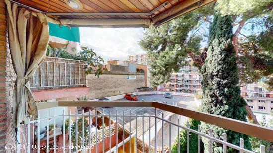 Piso en venta 74m2 con terraza,plaza de parking y zonas comunes con piscina. - BARCELONA