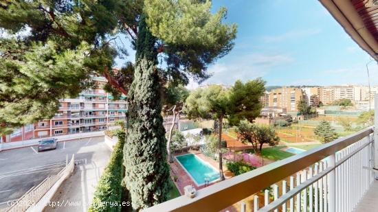 Piso en venta 74m2 con terraza,plaza de parking y zonas comunes con piscina. - BARCELONA