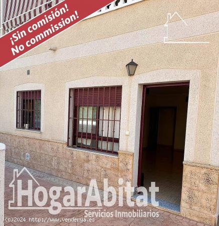 ADOSADO SEMINUEVO EN RESIDENCIAL CON GARAJE, PATIO Y TRASTERO - ALICANTE