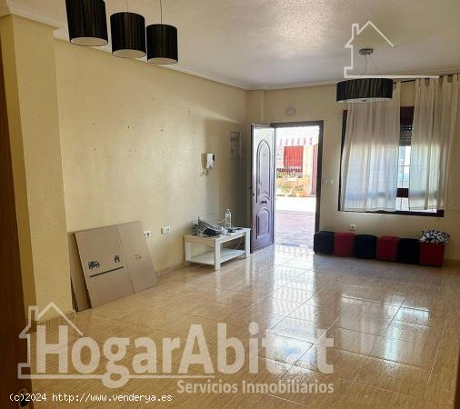 ADOSADO SEMINUEVO EN RESIDENCIAL CON GARAJE, PATIO Y TRASTERO - ALICANTE