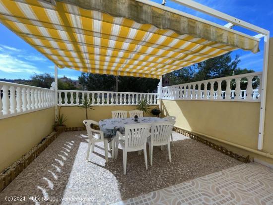 Casa adosada de 3 dormitorios con jardín en Villamartin - ALICANTE