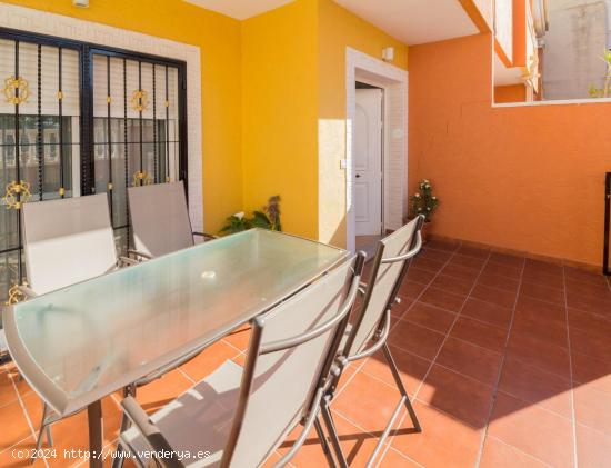 ¡OPORTUNIDAD!  BUNGALOW CON GARAJE PRIVADO EN UNA DE LAS MEJORES ZONAS DE REDOVÁN. - ALICANTE